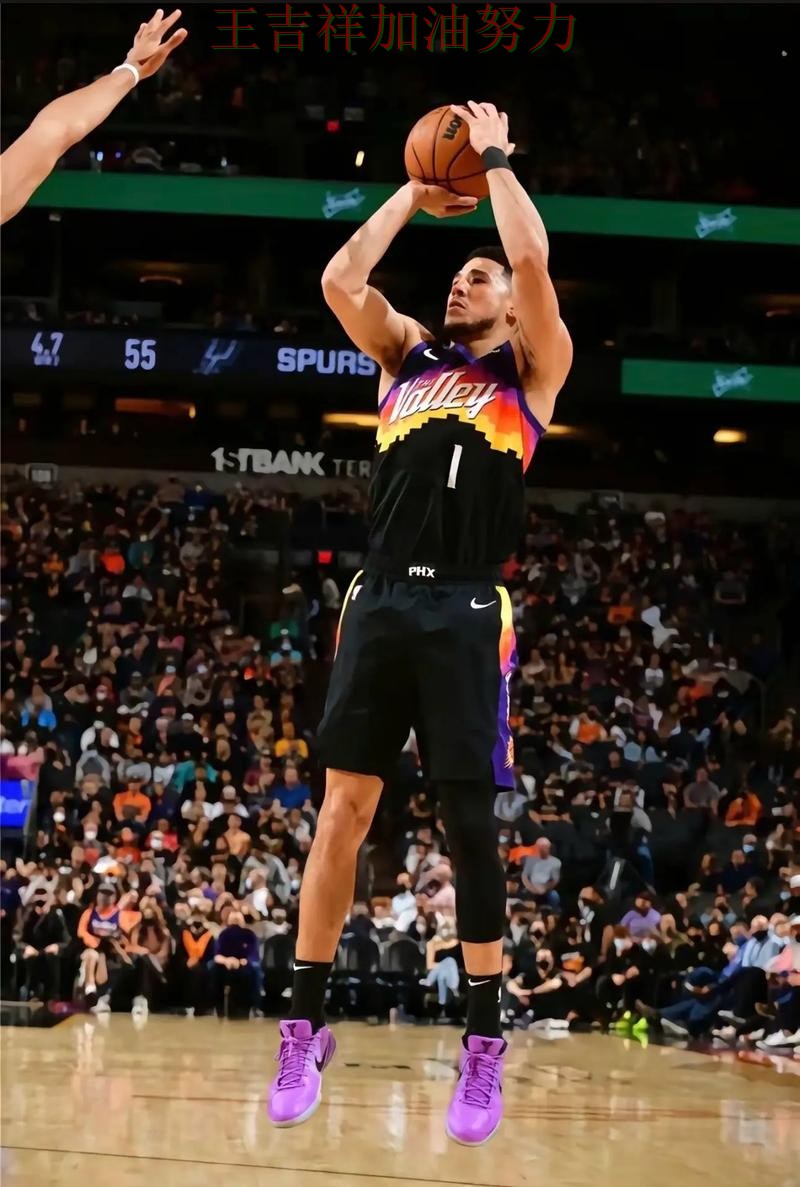 布克关键助攻改写比赛走势 进攻效率提升成为亮点 布克关键助攻改写比赛走势 进攻效率提升成为亮点